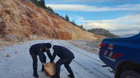 Bilecik'te Kaya Parçası Kaldırıldı