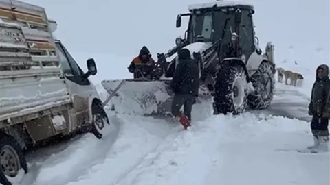 Elazığ'da Şarampole Düşen Pikap Kurtarıldı