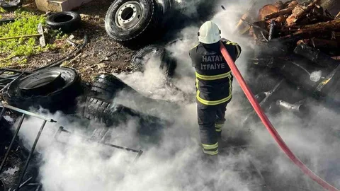 Arsuz'da Hurdalık Yangını Kontrol Altına Alındı