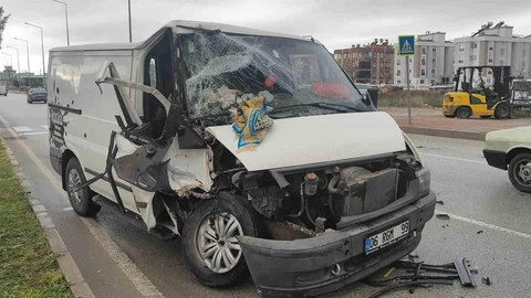 Bir Anlık Dalgınlık Sonucu Kaza: 3 Yaralı