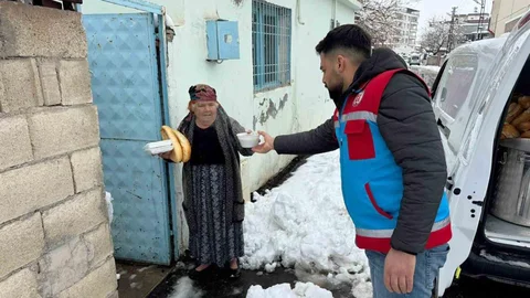 Araban'da 500 Aileye Sıcak Yemek Ulaştı