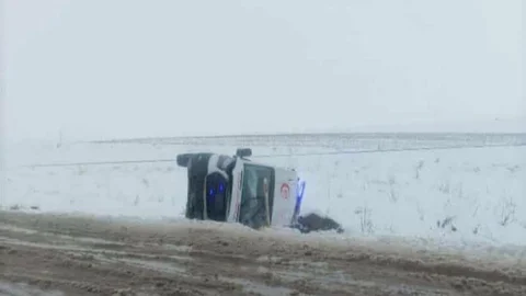 Diyarbakır'da Ambulans Devrildi Üç Yaralı