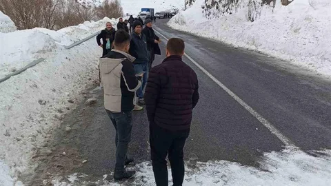 Hakkari-Van Yolunda Çığ Düşmesi Yaşandı