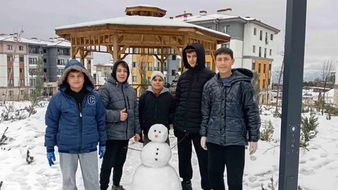 Kar Yağışı Çocukları Sevindirdi