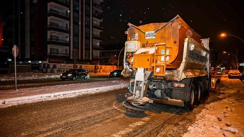Malatya'da Karla Mücadele Çalışmaları Devam Ediyor