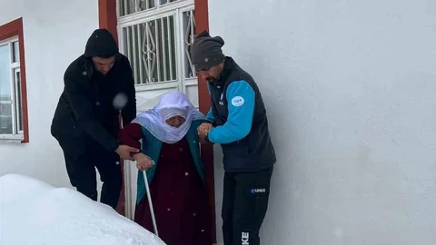 Diyaliz Hastası Kadın Paletli Araçla Ulaşımı Sağlandı