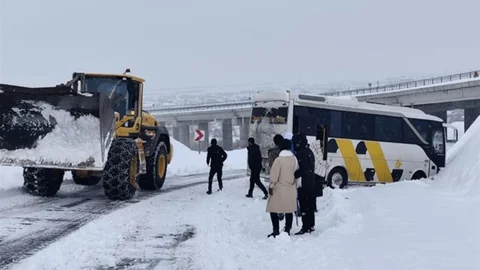 Bingöl'de Midibüs Kara Saplandı