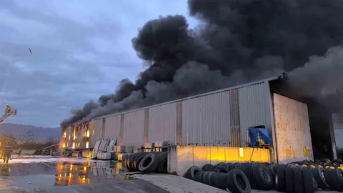 Hatay'da Lastik Deposu Yangını