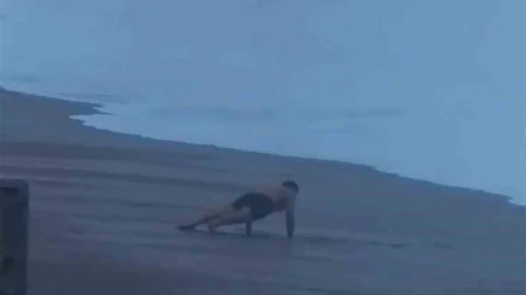 Antalya'da Şınav Çeken Vatandaş Dalgaları Görünce Kaçtı