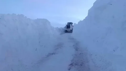 Yüksekova'da Karla Mücadele Çalışmaları Devam Ediyor