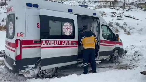 Gercüş'te Mahsur Kalan Ambulans Kurtarıldı