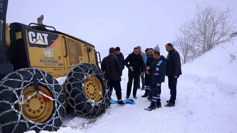Akçadağ'da Kar Nedeniyle Yoldan Çıkan İş Makinesi Kurtarıldı