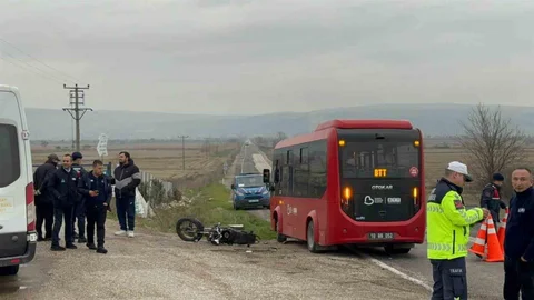 Gönen'de Minibüs Motosiklet Çarpışması