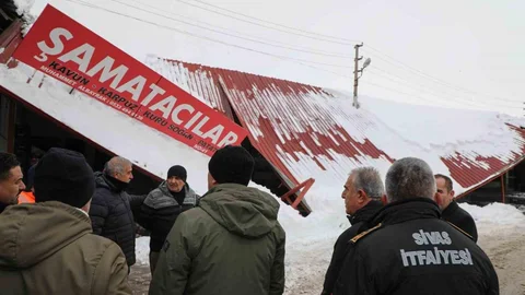 Sivas'ta Kar Yağışı Nedeniyle Sundurmalar Çöktü