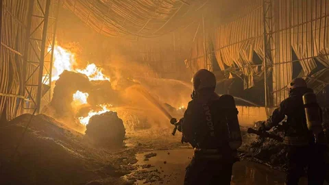 Kocaeli'nde Atık Naylon Deposunda Yangın Çıktı