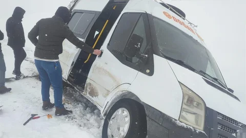 Siirt'te Karla Mücadele Çalışmaları Devam Ediyor