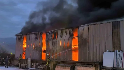Hatay'da Lastik Deposunda Yangın Kontrol Altında