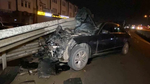 Kocaeli'de Otomobil Bariyere Saplandı