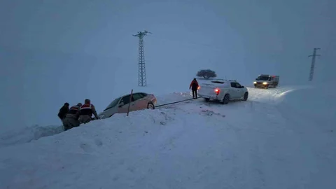 Ağrı'da Kar Yağışı ve Fırtına Mağdurları Kurtarıldı