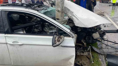Antalya'da Otomobil Sinyalizasyon Direğine Çarptı