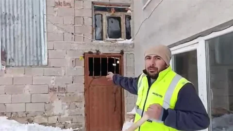 Sivas'ta Köpek Kapıya Sıkıştı