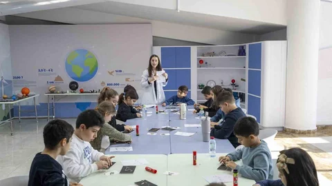 Mersin'de Çocuklar Bilimle Eğleniyor