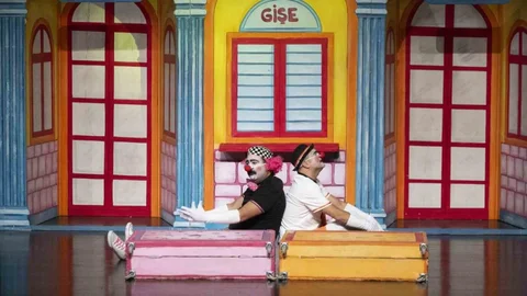 Mersin'de Ücretsiz Tiyatro Şenliği Düzenlendi