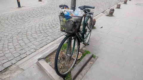 Eskişehir'de Ağaçta Kilitli Bisiklet Çöp Kutusu Oldu