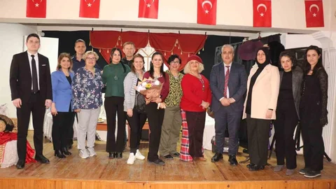 Dikili Umut Tiyatrosu Umut Veriyor