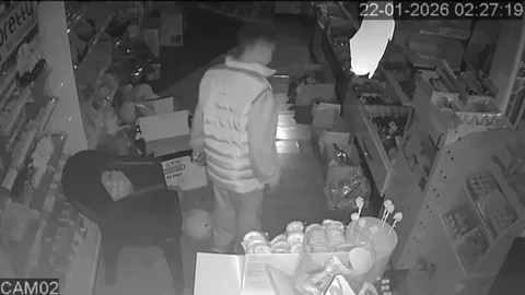 Osmaniye'de Büfeye Giren Çocuk Top Şişirdi