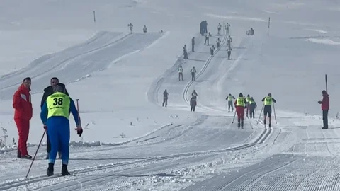 Yüksekova’da Kayaklı Koşu Yarışması Heyecanı