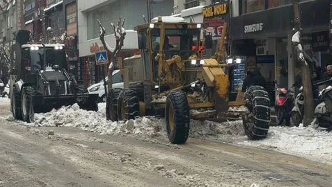 Elazığ'da Karla Mücadele Çalışmaları Devam Ediyor