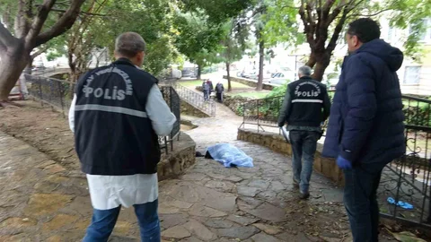 Antalya'da Parkta Ölü Bulundu