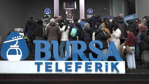 Bursa'da Teleferik Kuyruğu Uzadı