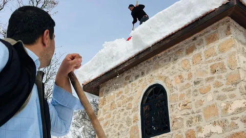 Hakkari'de Muhtar ve İmam Kar Temizledi