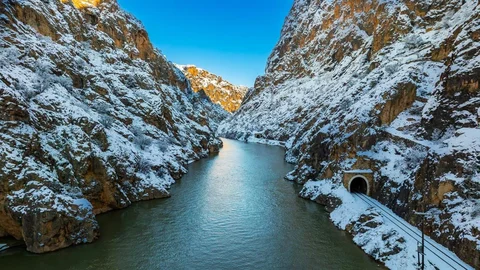 Aydınlık Kanyon: Erzincan'da Doğayla İç İçe Bir Kaçış Noktası