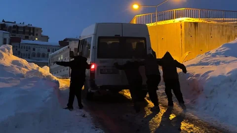 Yüksekova'da Buzlu Yolda Minibüs Kurtarıldı