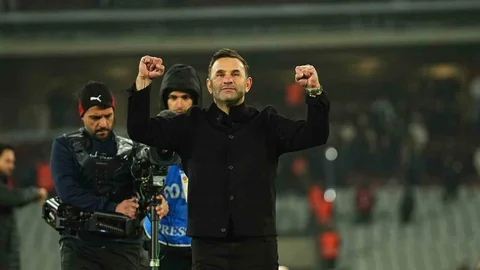 Okan Buruk Taraftarlarla 3’lü Poz Verdi