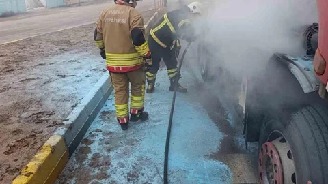 Reyhanlı'da Tır Yangını Kontrol Altına Alındı