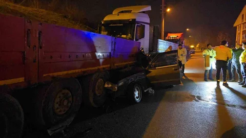 Tofaş Tır'a Saplandı: 1’i Ağır 2 Yaralı