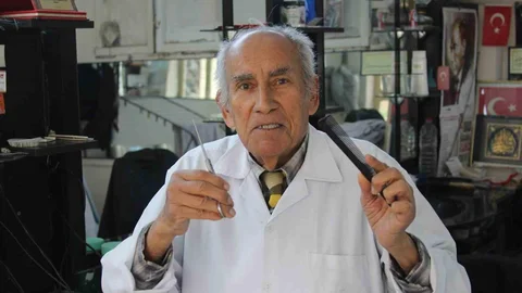 Adana'da 66 Yıldır Berberlik Yapıyor