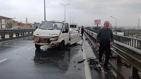 Antalya'da Kamyonet Kazası Sonrası Etilen Tüpleri Yola Saçıldı