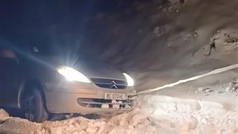 Elazığ’da Yolda Mahsur Kalan Araç Kurtarıldı