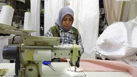 Kadın Terzi Kendi İşini Kurdu