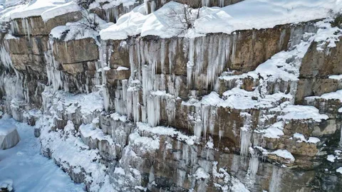 Şırnak'ta Buzdan Şelaleler Oluştu
