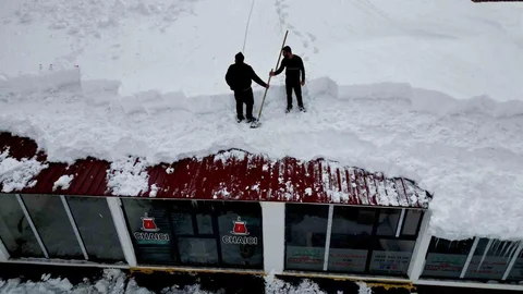 Bitlis'te Çatı Temizliği Yapılıyor