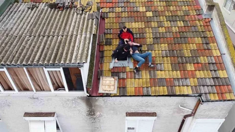Balıkesir'de Çatıya Çıkan Adam Kurtarıldı