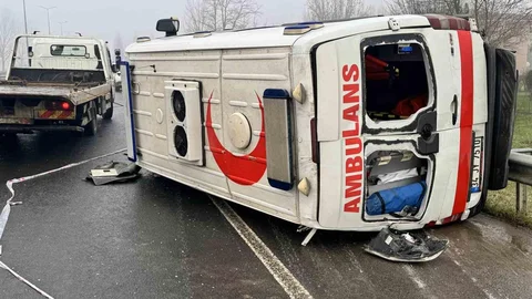 Düzce'de Ambulans Devrildi, 2 Yaralı