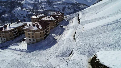 Çatak'ta İki Ayrı Çığ Düşmesi