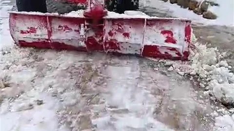 Batman'da Muhtarın Kar Temizleme Çabası